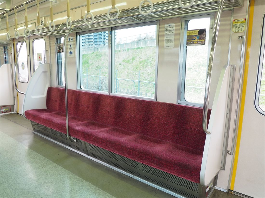 座席は小田急で初めて1人ずつのスペースを区分した「バケットシート」を採用した（記者撮影）