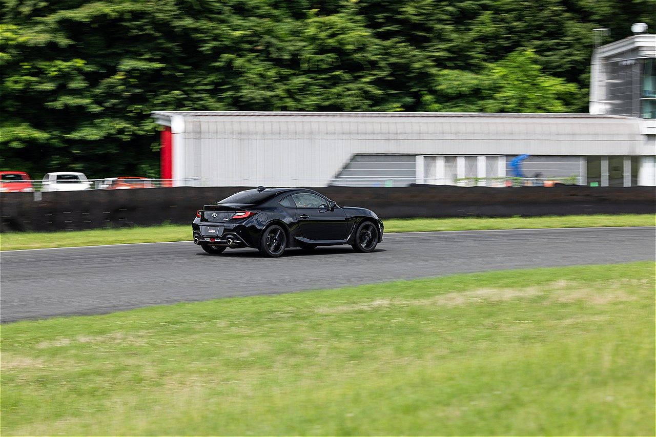 一部改良モデルのトヨタ「GR86」およびSUBARU「BRZ」のサーキット試乗会の様子（写真：三木宏章）