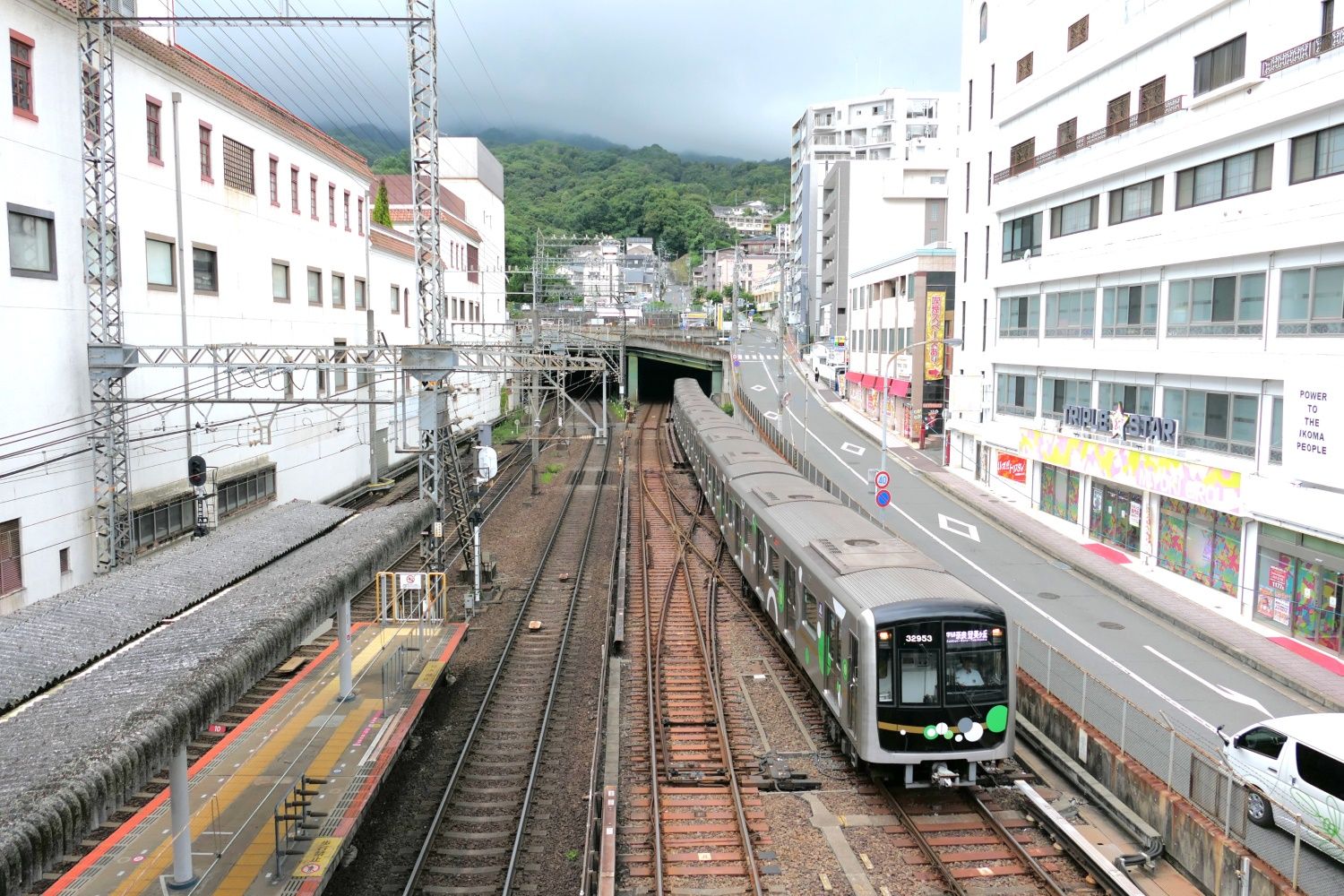 けいはんな線の電車もトンネルを出て駅に到着する（記者撮影）