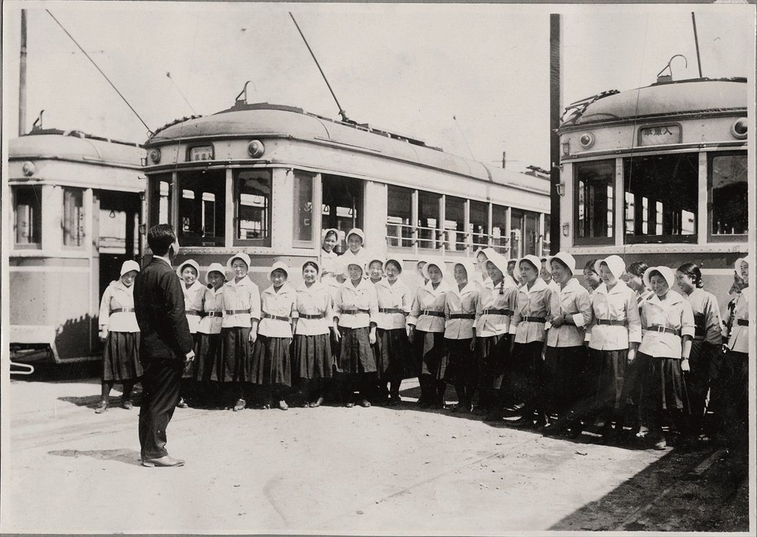 1934年に登場した横浜市電の女性車掌（写真：横浜市史資料室所蔵）