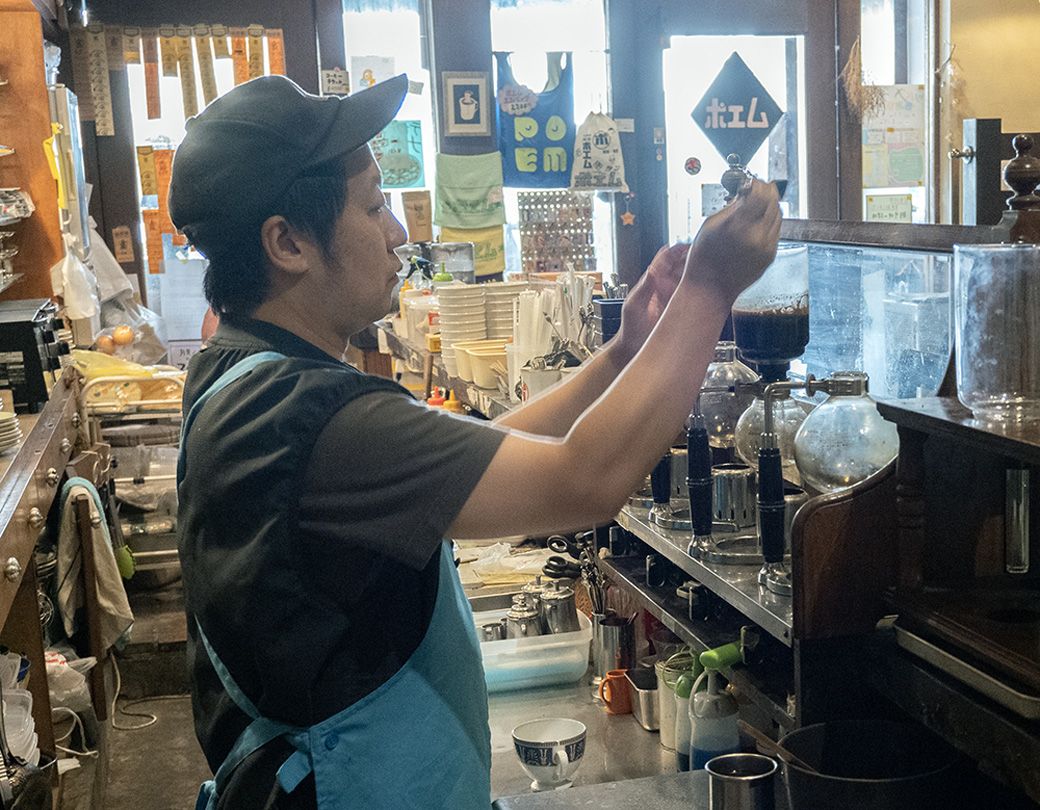 ポエム各店舗で提供しているコーヒーは山﨑さんが焙煎した豆を挽き、サイフォンで淹れている（著者撮影）