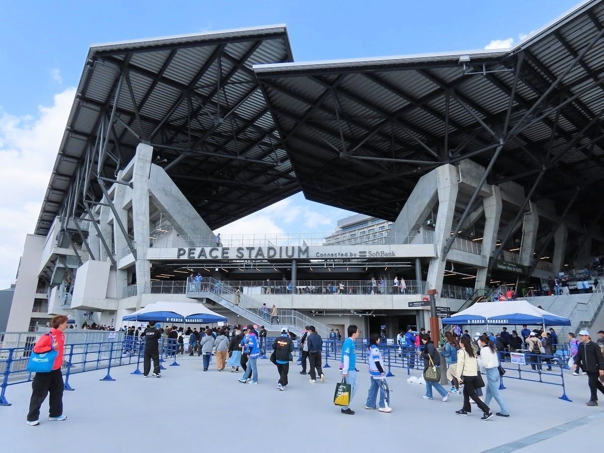 試合開始前のピースタの入場ゲートは大勢の観客でにぎわっていた(写真:筆者撮影)