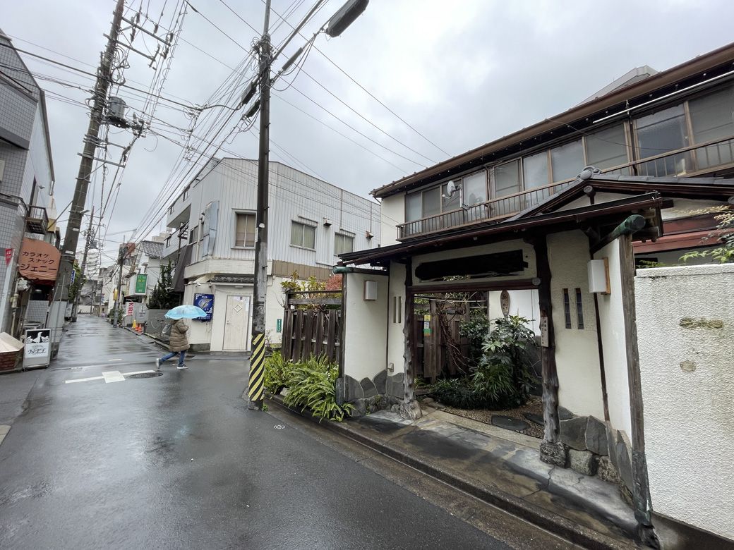 歴史を感じさせる料理屋（筆者撮影）