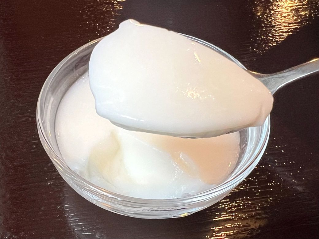 麻婆豆腐定食の杏仁豆腐。麻婆豆腐を食べた後の締めに、このさっぱりした甘さがうれしい（筆者撮影）