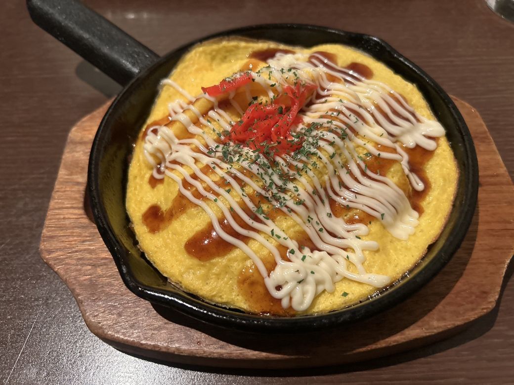 オムそば（548円）のサイズ感（写真：筆者撮影）