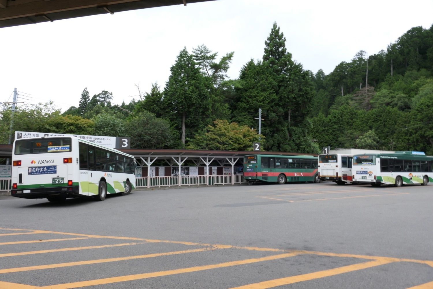 高野山駅の駅前。大門・奥の院前方面のバスが発着する（記者撮影）