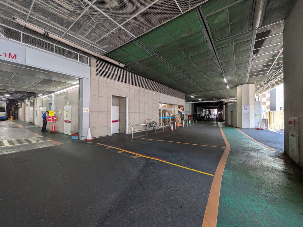 写真のガラスドアの部分が店舗だが、筆者はこれが店だと気づかずに通り過ぎてしまった（筆者撮影）