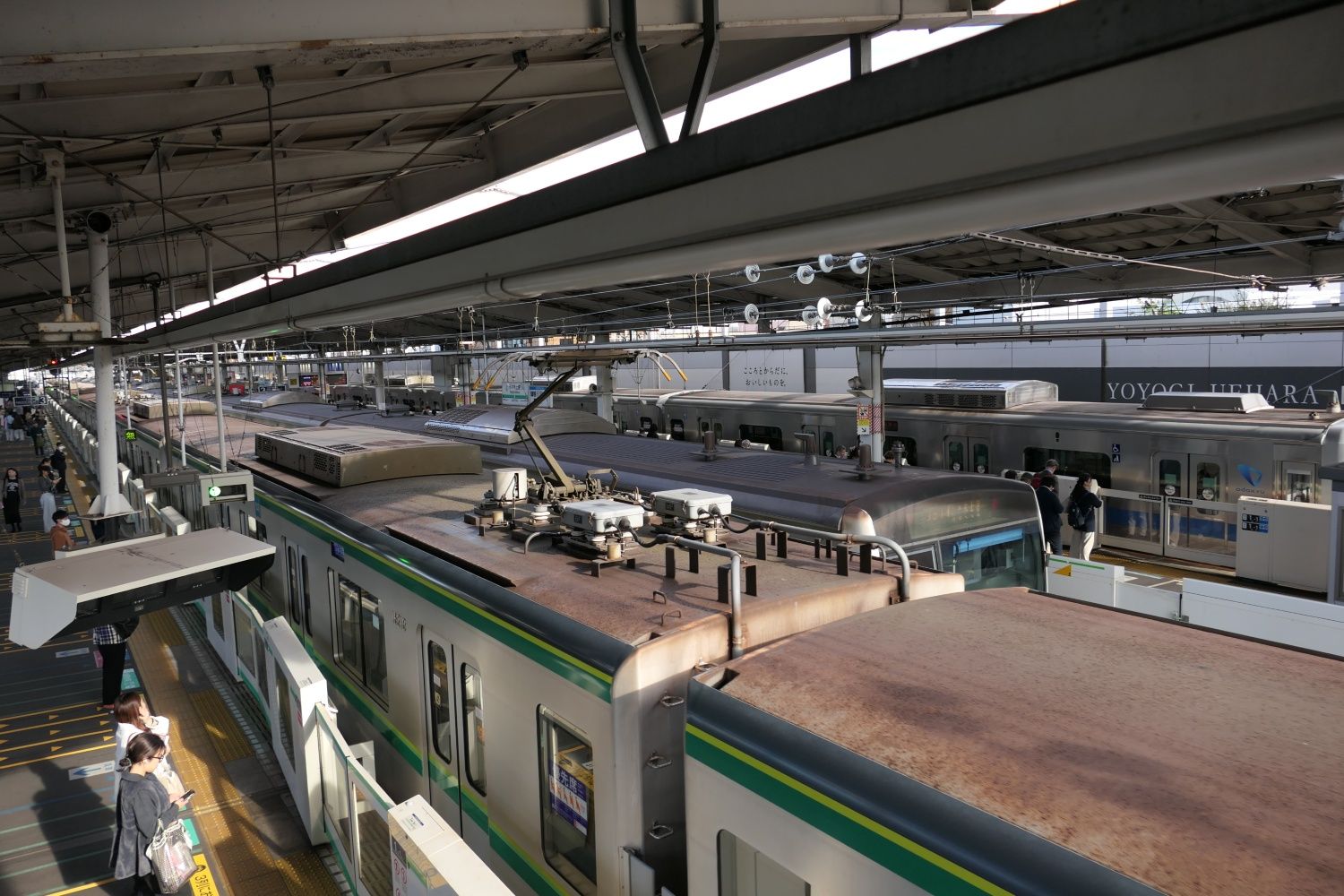 代々木上原駅に並ぶ小田急、JR東日本、東京メトロの車両（記者撮影）