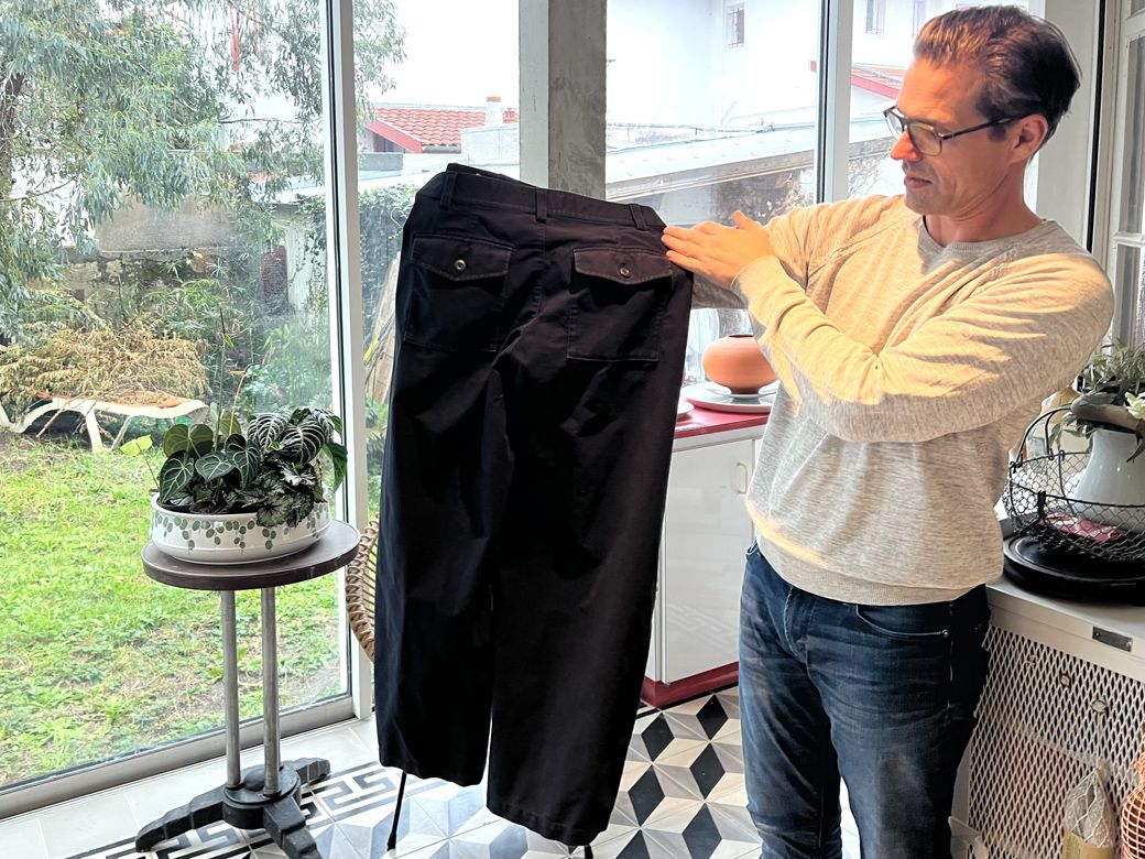 こちらはナデージュさんが購入したユニクロのシンプルな黒いパンツだ。ユニクロもフランスのあちこちにあるが、バスク地方にはまだない（筆者撮影）