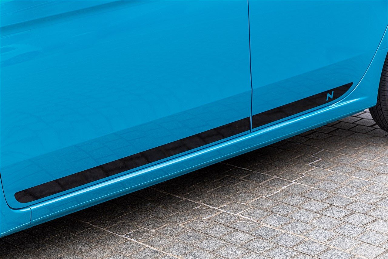 純正アクセサリーを手がけるホンダアクセスが展開するアイテムと、それらを装着したホンダ「N-ONE e:」（写真：三木 宏章）