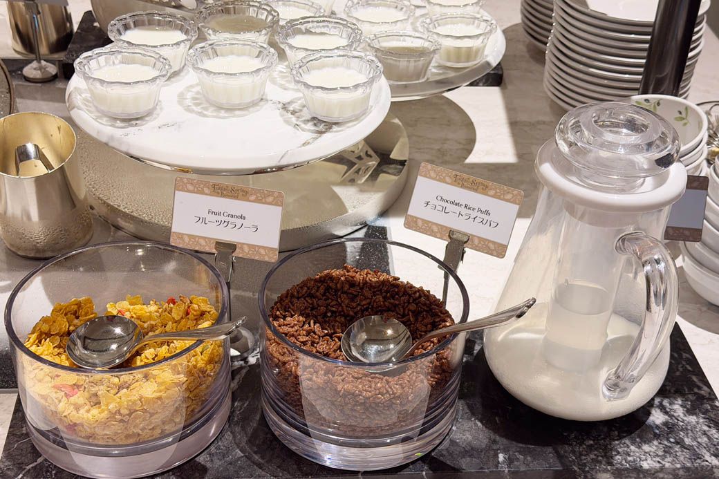 シリアルとヨーグルト（写真：筆者撮影）
