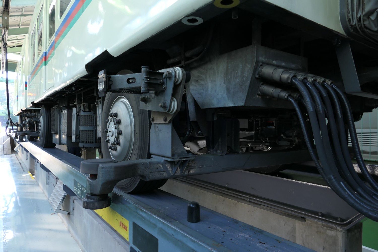 案内輪は上下に2つあり、下は分岐（ポイント）で進路を変える際に必要な「分岐案内輪」（記者撮影）