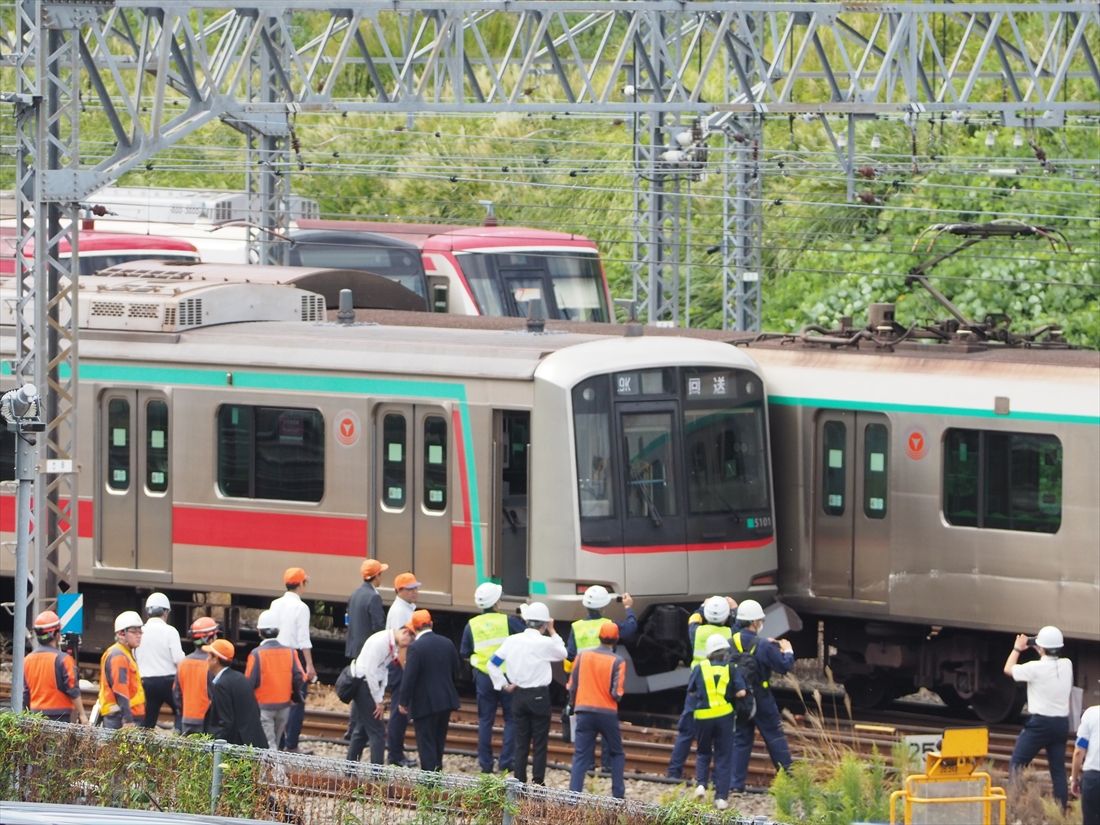 衝突・脱線した東急田園都市線の車両を調査する運輸安全委員会の調査官ら＝2025年10月6日（記者撮影）
