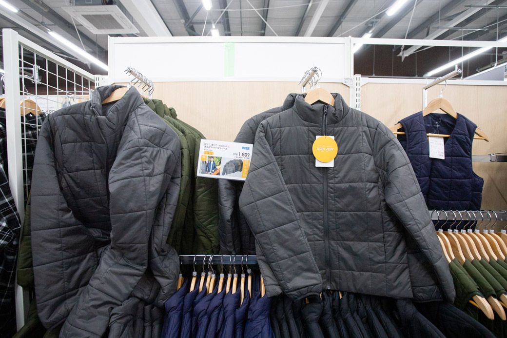 こちらはライトパフジャケット。ダウンより軽い機能中綿を採⽤している。これも洗えるのがありがたい（筆者撮影）