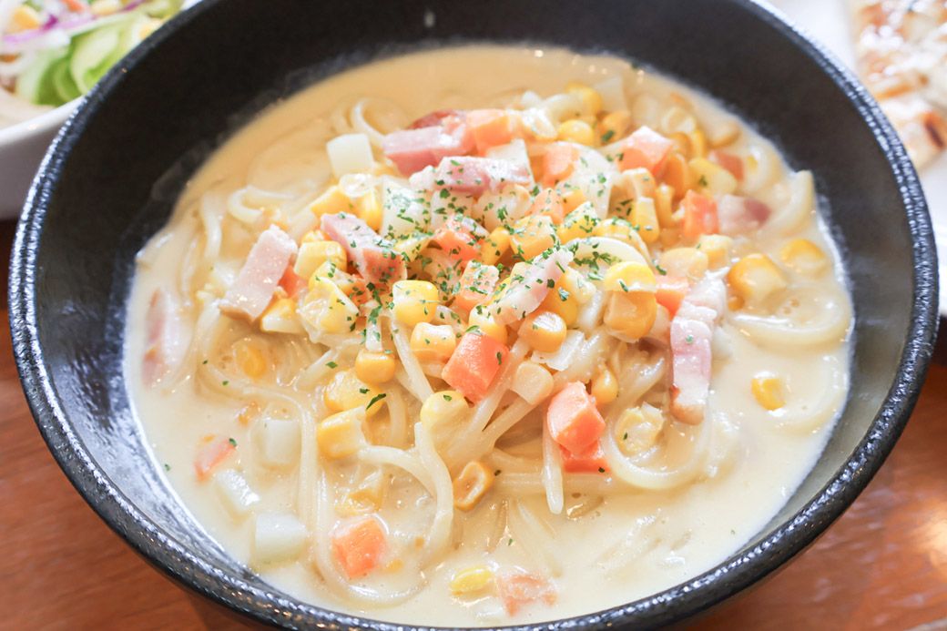 メインで頼んだモダンガール（878円）。乾麺か生麺か選べ、生麺タイプをセレクト。太めのもっちり麺だ（筆者撮影）