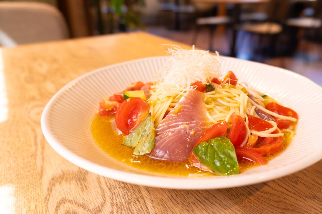 フレッシュトマトとカツオの冷製パスタ（1600円・期間限定メニュー。※2025年9月時点では終了）（筆者撮影）