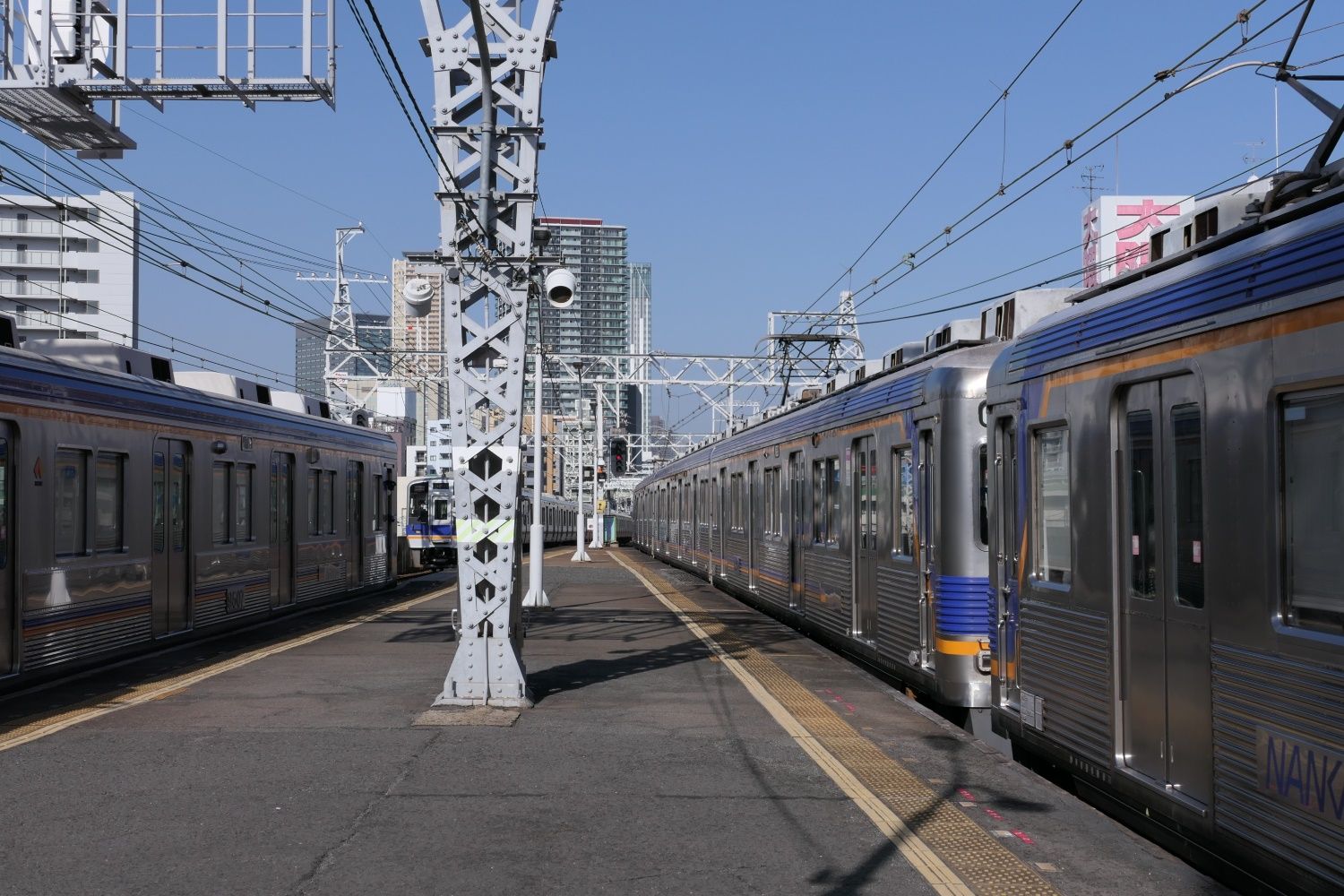 南海新今宮駅のホーム