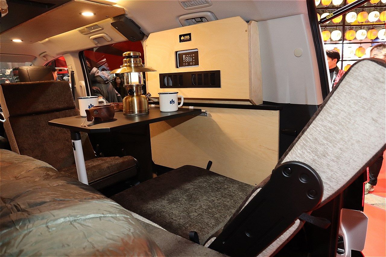 三菱の新型「デリカD:5」をベースにしたキャンピングカー「デリカD:5アクティブキャンパー ロゴス・エディション」（写真：筆者撮影）