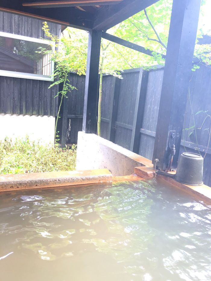 筆者が利用した「離れ」タイプの部屋・萌葱の部屋付き半露天風呂。源泉かけ流しで泉質抜群だ（筆者撮影）