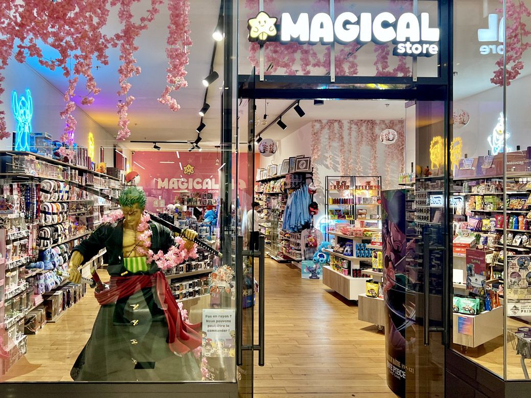 筆者がたまたま通りかかったフランスにあるキャラクターショップ。その入り口にも、ゾロが桜吹雪をバックに立っていた（筆者撮影）