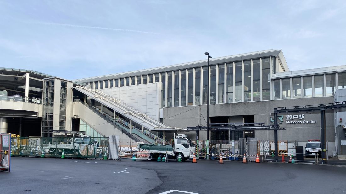 登戸駅は小田急線との接続駅。南武線の駅とはデッキで結ばれている（編集部撮影）