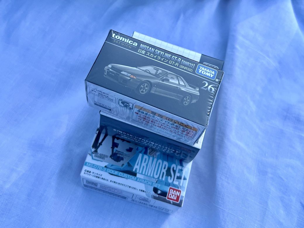 購入品には日本車「日産スカイライン」のトミカのミニカーもあった。フランスでも有名な車だ。このミニカーは日本のショップでどこも売り切れで、見つけるのが大変だったらしい（著者撮影）