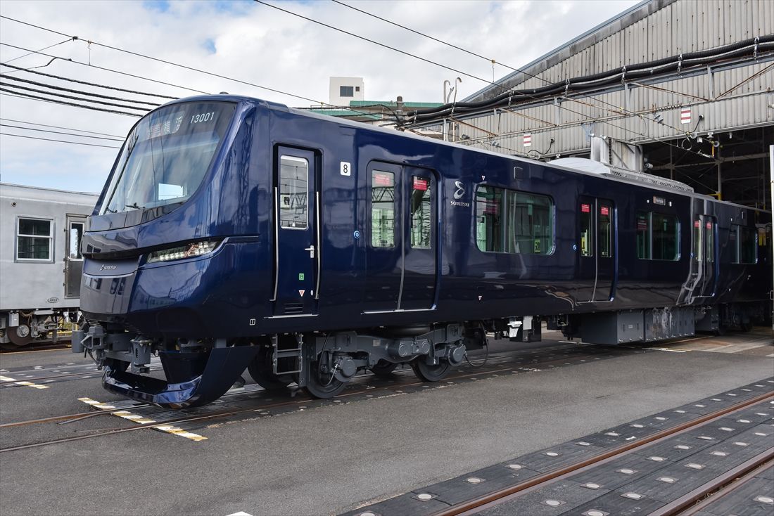 車体のカラーリングは「ヨコハマネイビーブルー」だ（撮影：大澤誠）