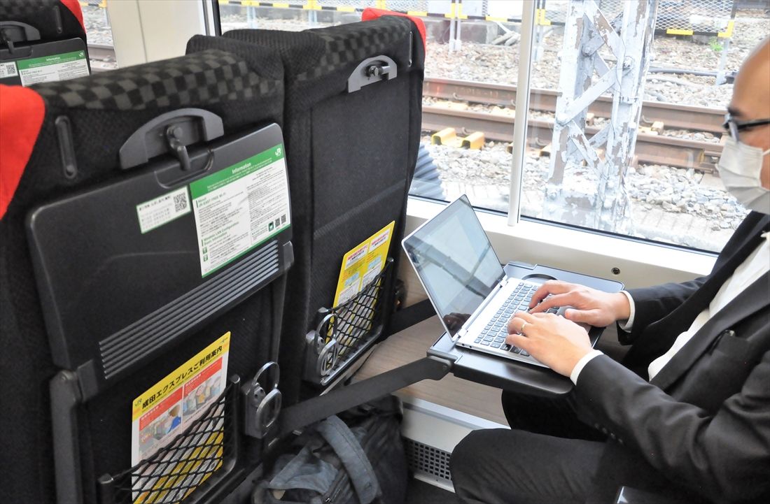 「成田エクスプレス」E259系の普通車はシートピッチが1020mmと広々している。写真は2020年11月に行われたテレワーク実証実験の様子（編集部撮影）