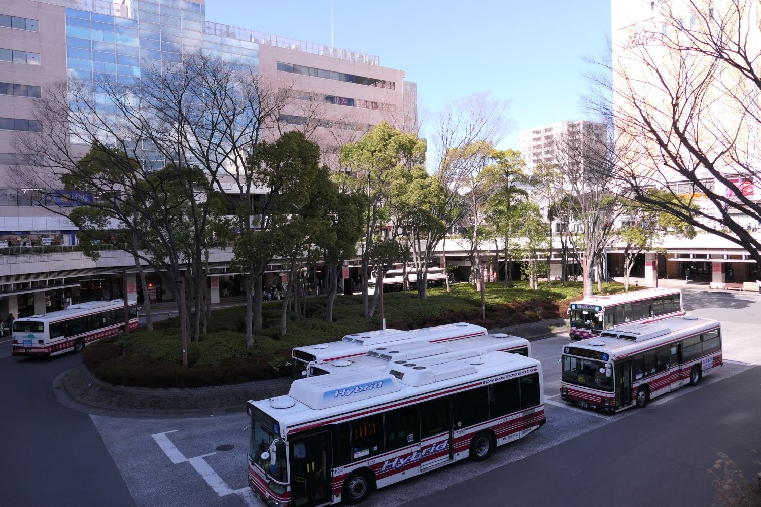 路線バスが発着する駅前のロータリー（記者撮影）