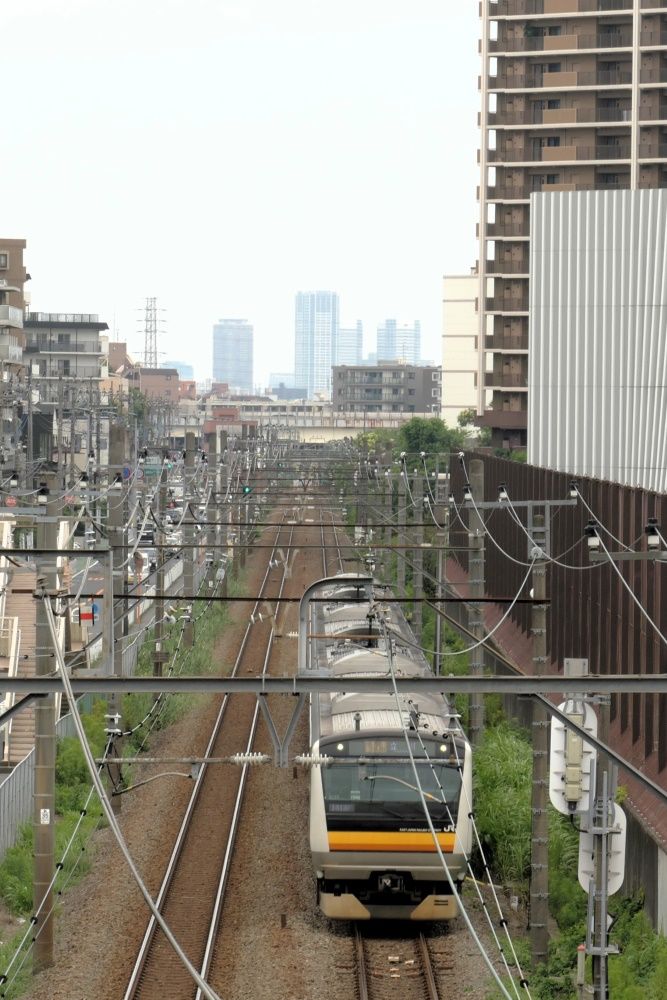 武蔵溝ノ口駅に到着する南武線の電車（記者撮影）