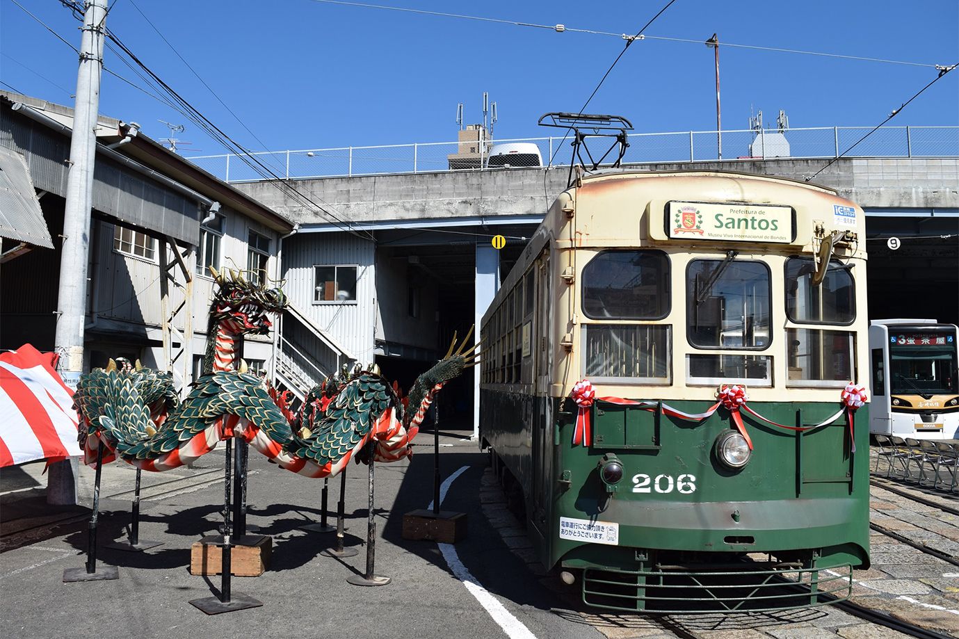 2014年10月に長崎電気軌道浦上車庫で行われた車両の贈呈式で（写真：長崎電気軌道提供）