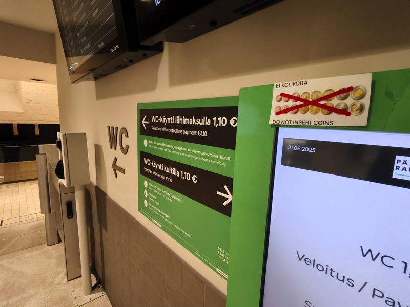ヘルシンキ中央駅のトイレはクレジットカードのタッチ決済が残されていた（筆者撮影）