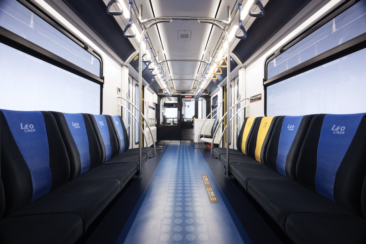 新型レオライナー「L00系」の車内（西武鉄道提供）