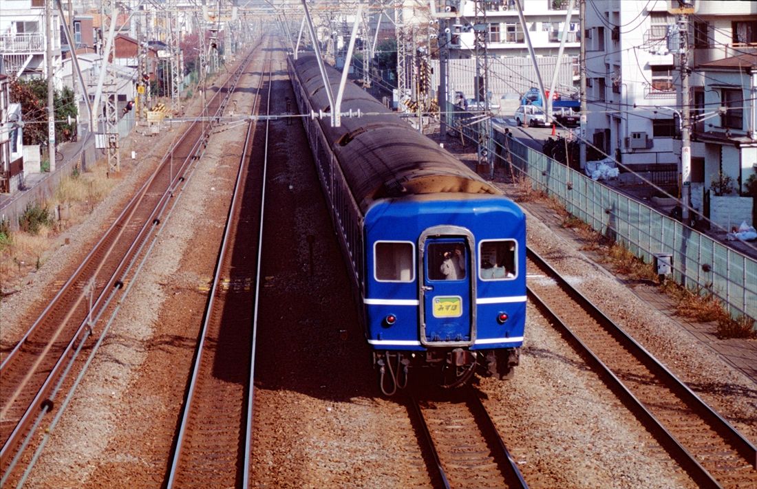 走り去る「みずほ」。ブルートレインの美しいブルーの車体は多くの鉄道ファンの憧れだった（撮影：橋爪智之）
