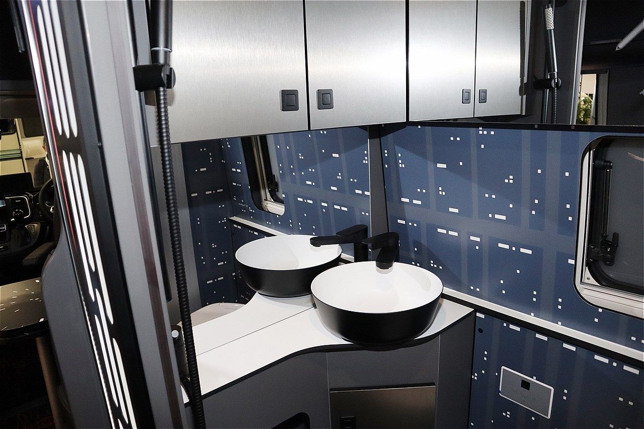 スター・ウォーズの世界観が広がるトイファクトリーのキャンピングカー「ダビンチ6.0＜スター・ウォーズ＞エディション」（筆者撮影）