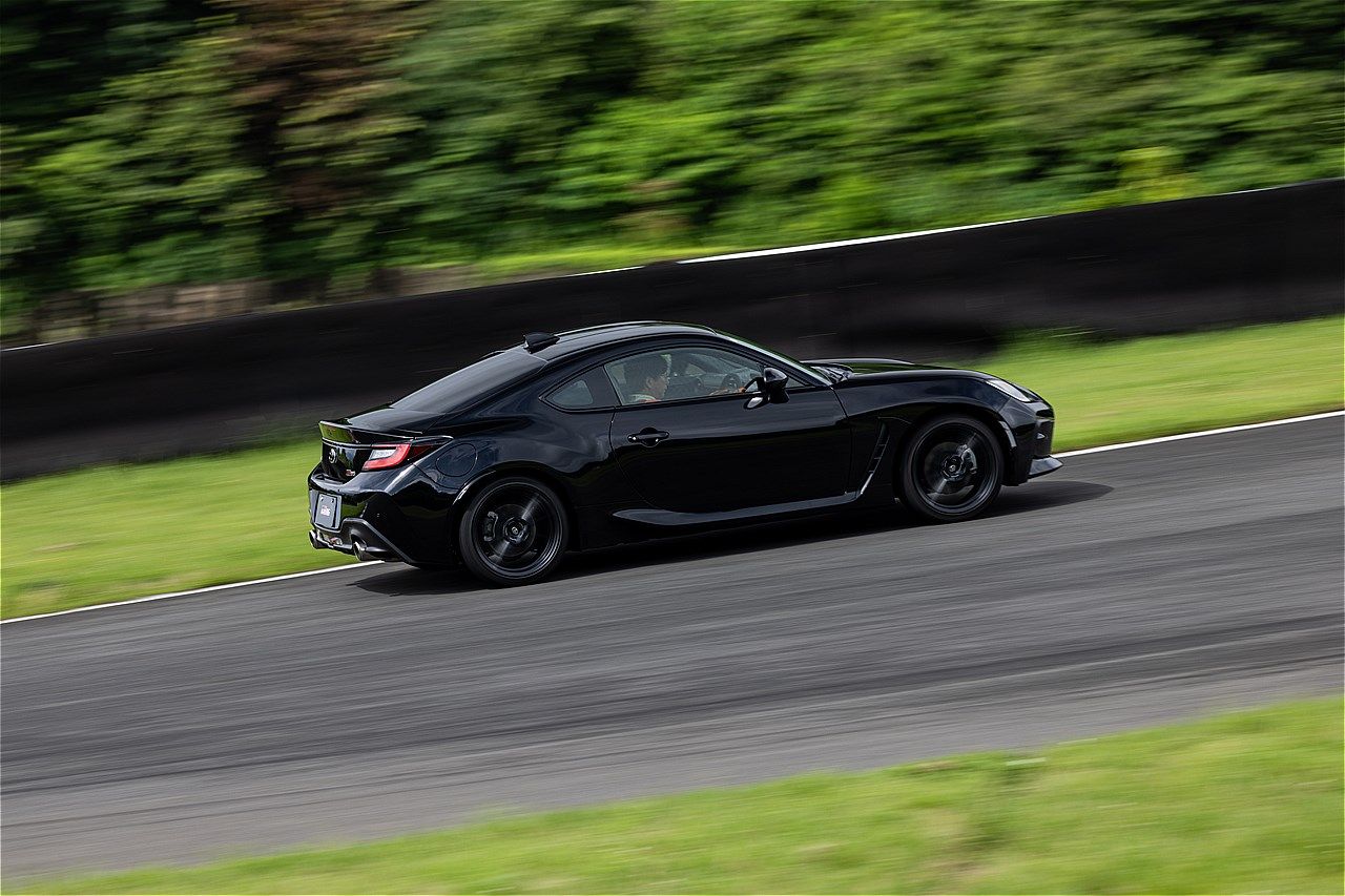 一部改良モデルのトヨタ「GR86」およびSUBARU「BRZ」のサーキット試乗会の様子（写真：三木宏章）