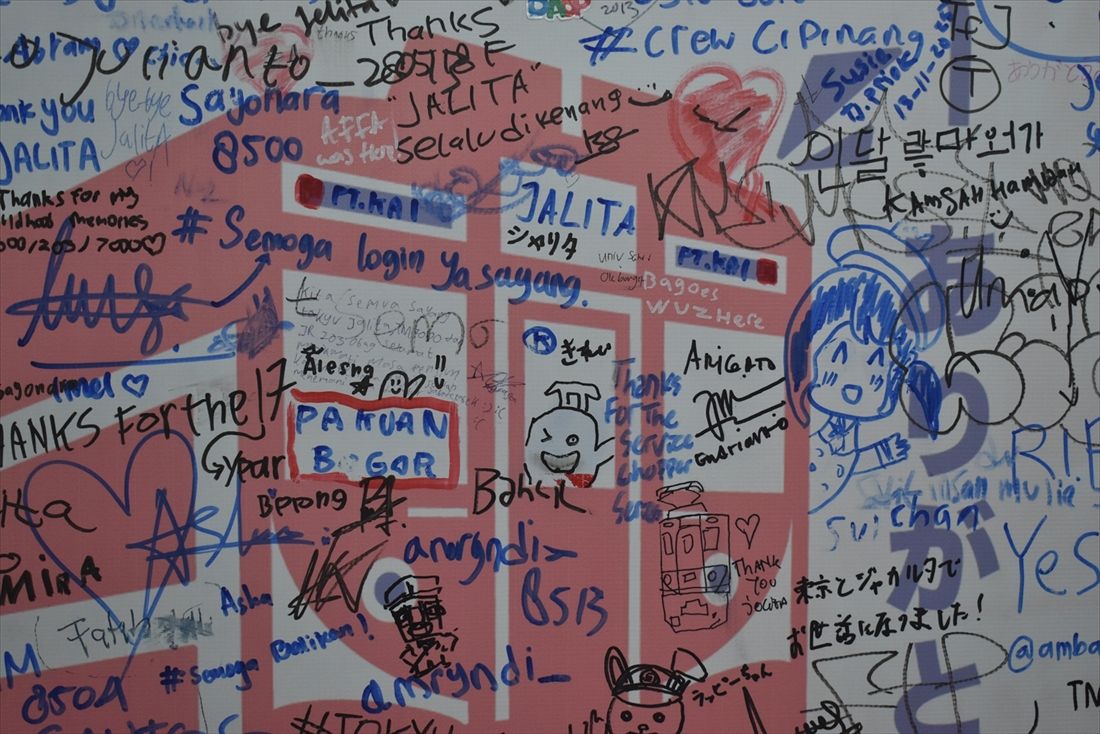 会場の寄せ書きはファンからのメッセージで埋め尽くされた（筆者撮影）