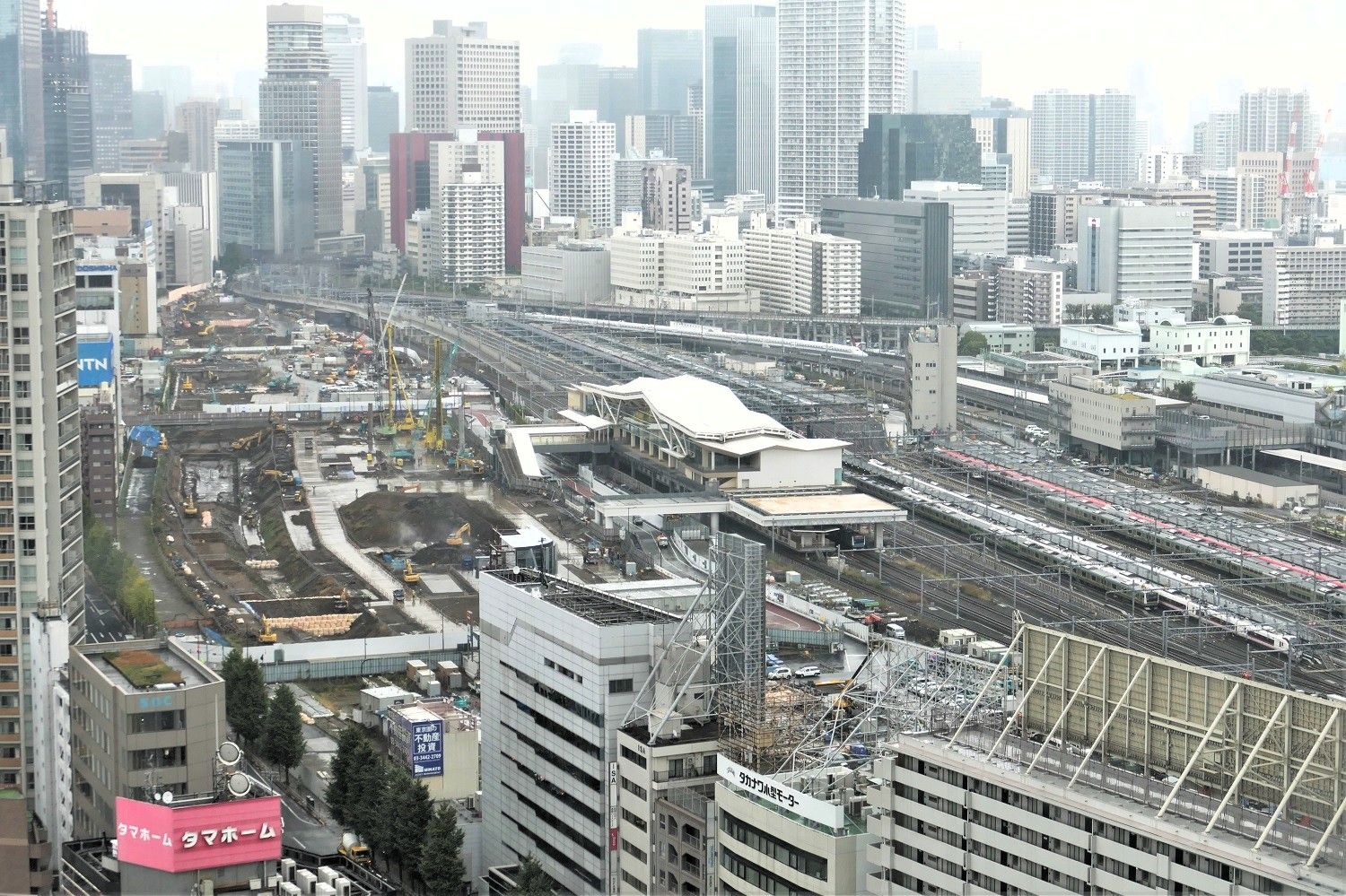 閉館後のシナガワグースから見た高輪ゲートウェイ駅＝2021年10月（記者撮影）