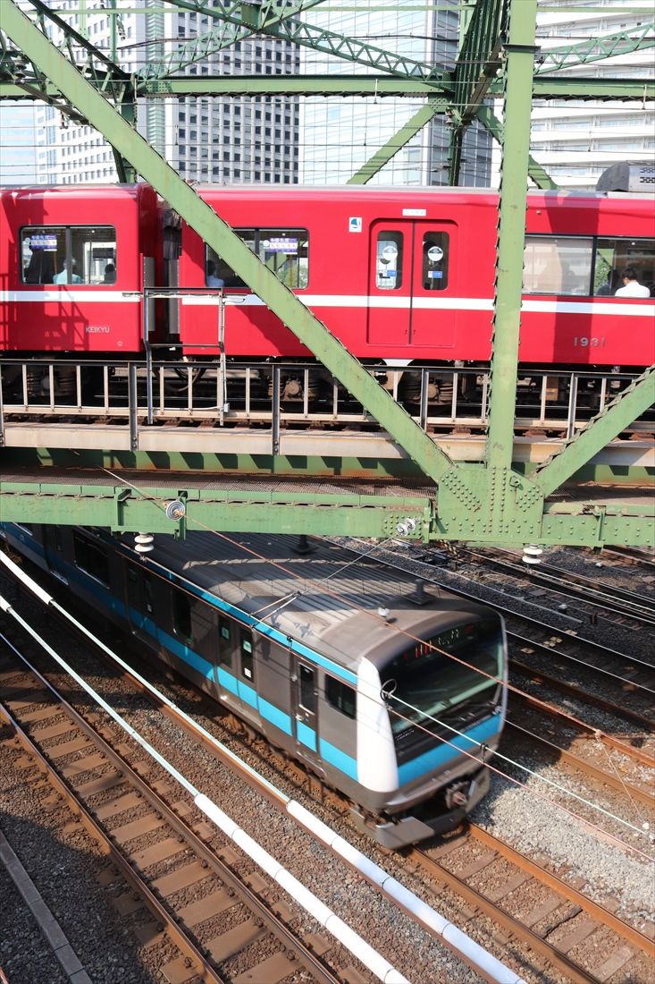 八ツ山橋で京浜東北線と交差する1500形（撮影：南正時）