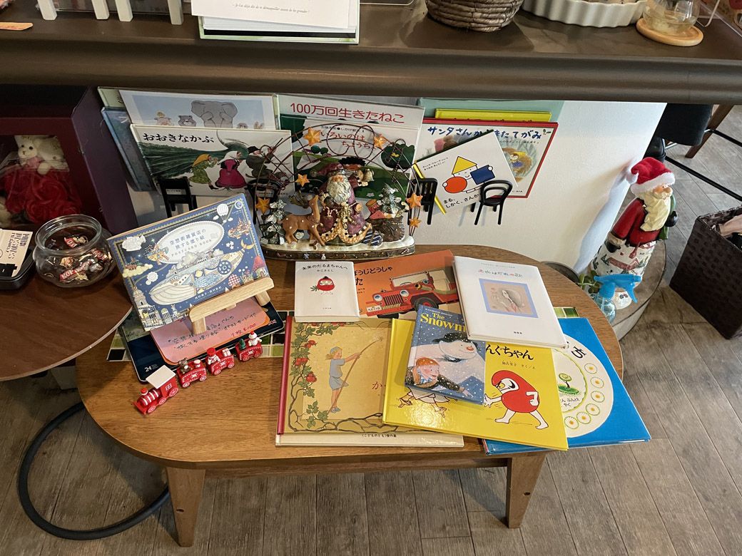 常連さんのおすすめなどの本が並べられている（筆者撮影）