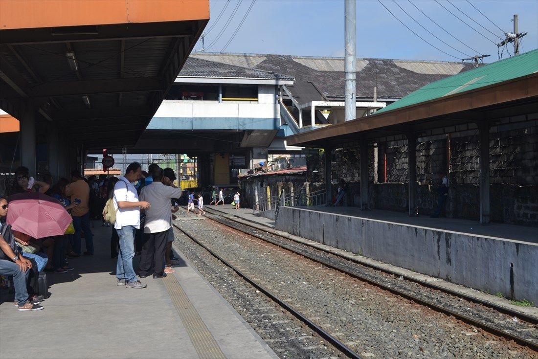 かつては日中でも多くの利用があった。奥に見えるのはLRT1号線の駅舎（筆者撮影）