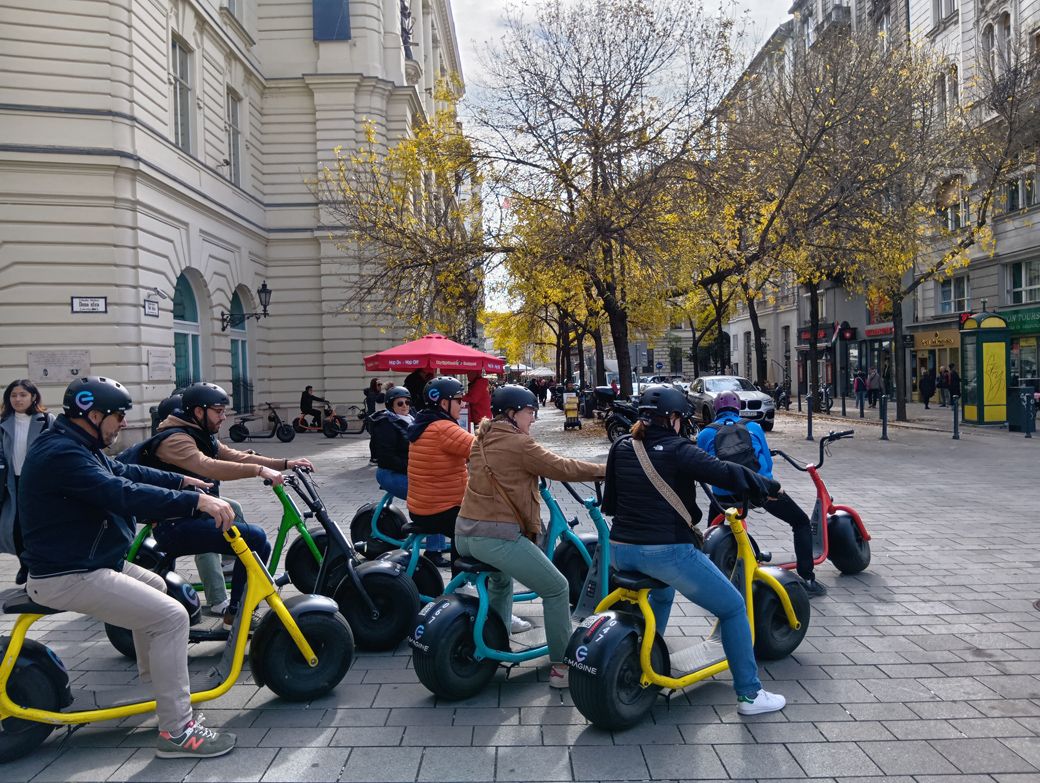 ハンガリーで見つけた謎の乗り物。アクセルやブレーキはLUUPと同じように両手で操作するようだ（筆者撮影）