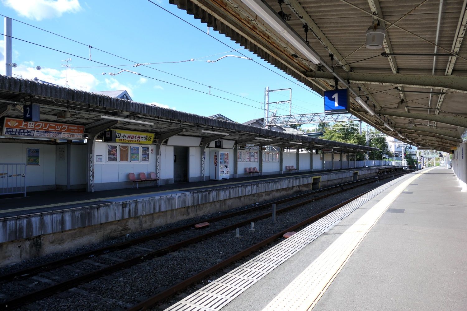 私市駅の1番線。ほとんどの電車は向かいの2番線発着（記者撮影）