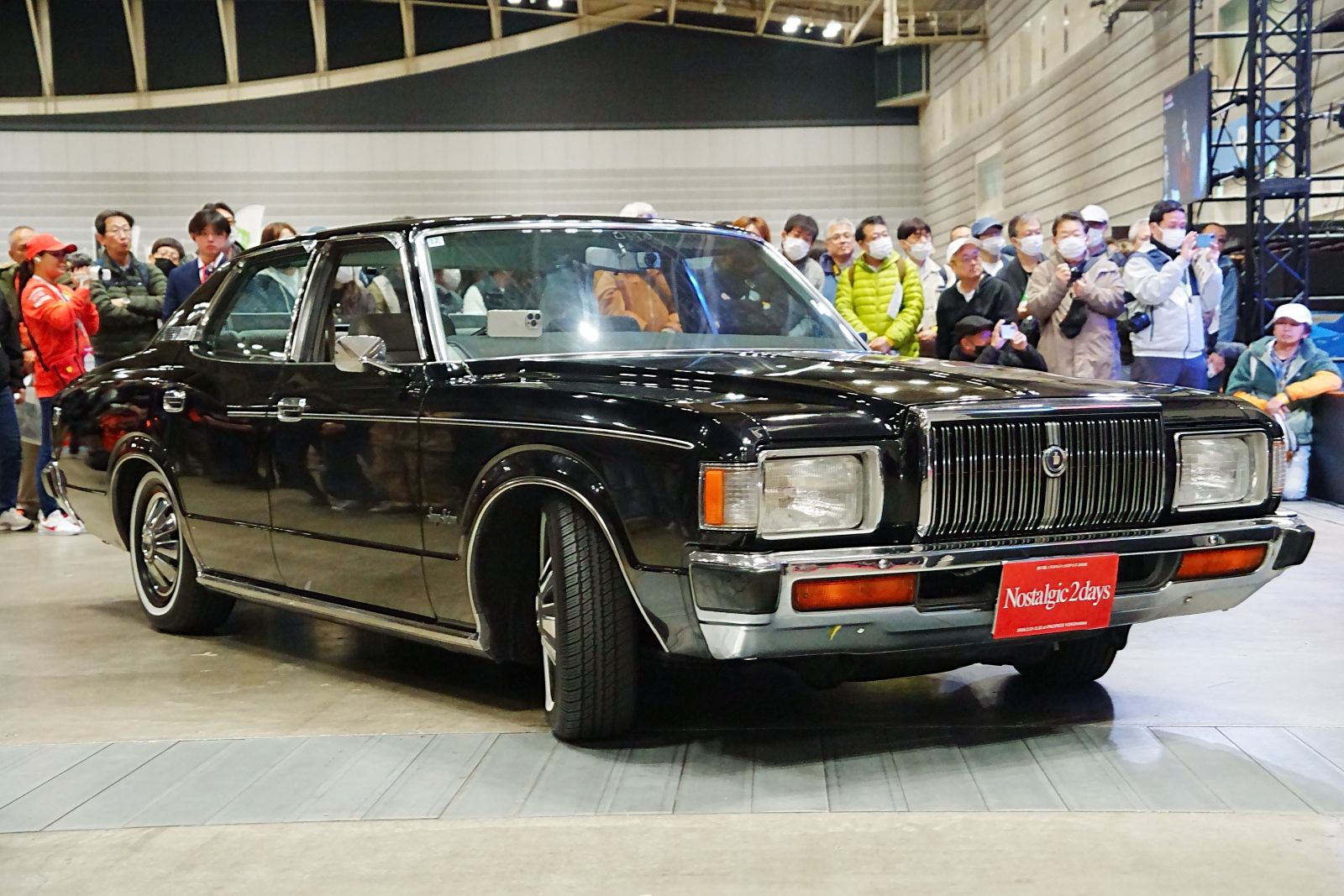 1978年式トヨタ「クラウン4ドアピラードハードトップ2000スーパーサルーンエクストラ」とオーナーの“やまだ”さん（写真：筆者撮影）