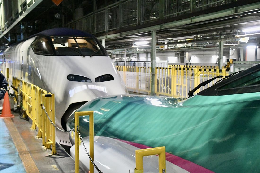 荷物専用新幹線はE5系「やまびこ」と連結して運行する（記者撮影）