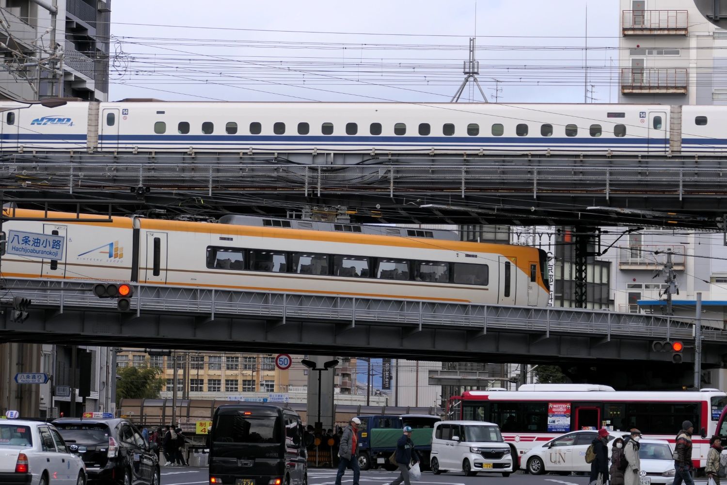 京都駅八条口の西側で新幹線の高架をくぐる（記者撮影）