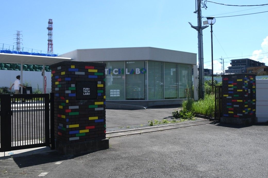 リニア中央新幹線神奈川県駅の建設現場に隣接する「ファンテックラボ」（記者撮影）