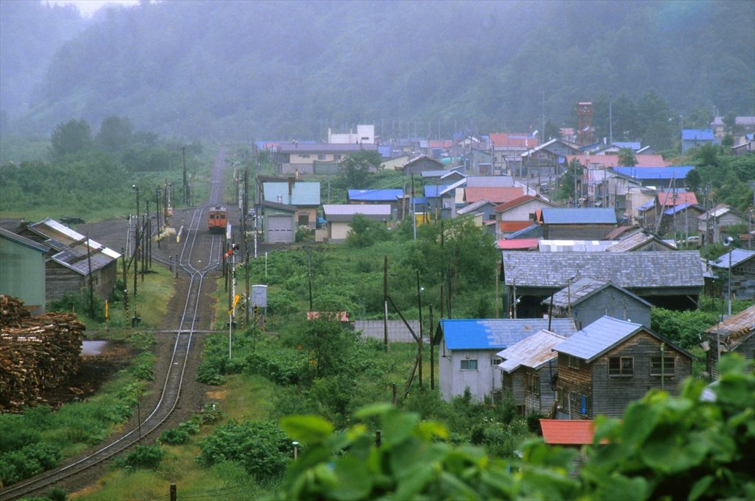 霧の中にかすむ深名線（1995年廃止）の朱鞠内駅（撮影：南正時）