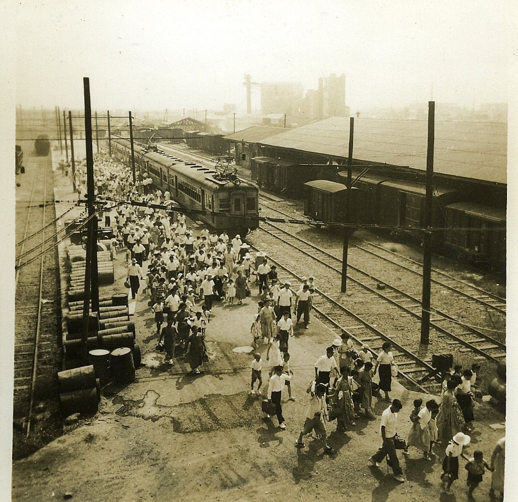 業平橋駅から京成線に乗り換えて海水浴に向かう臨時電車＝1956年（写真：東武博物館）