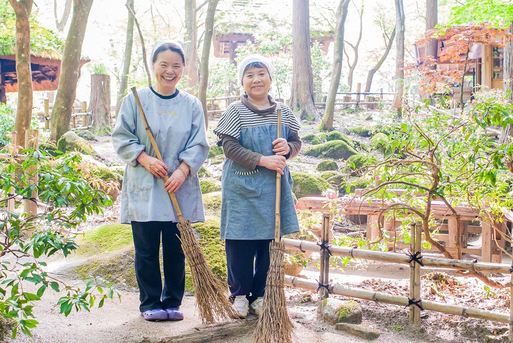 園内を毎日竹箒で掃除する（みたき園提供）